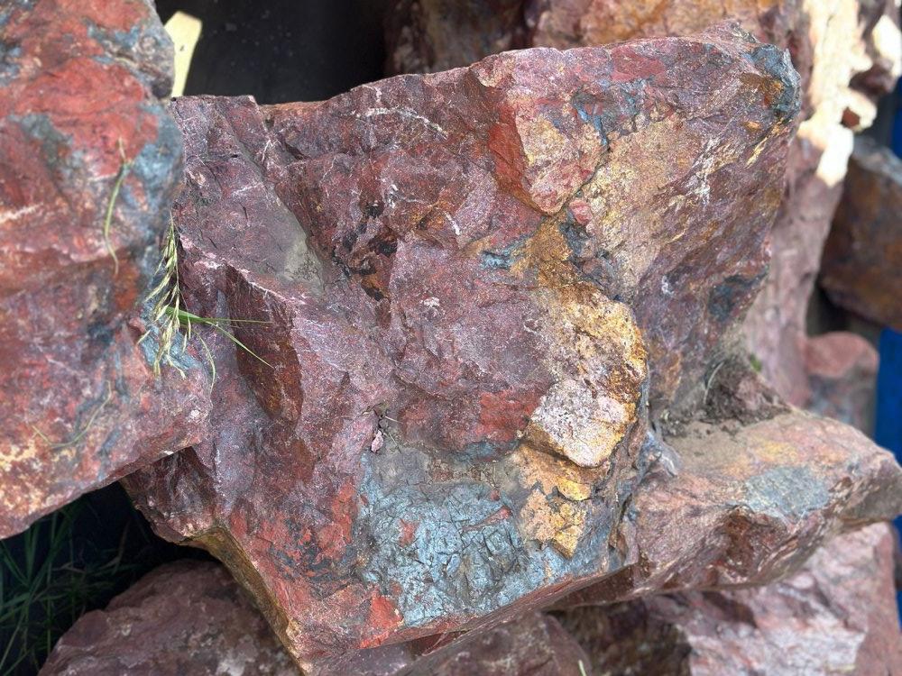 Камни для ландшафтного дизайна красно-фиолетовые 10-60 килограмм купить в Элисте