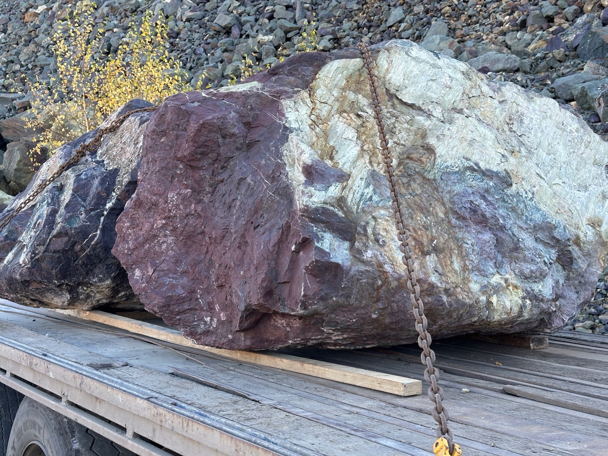 Огромные красно-фиолетовые валуны для ландшафтного дизайна весом более 5 тонн купить в Элисте