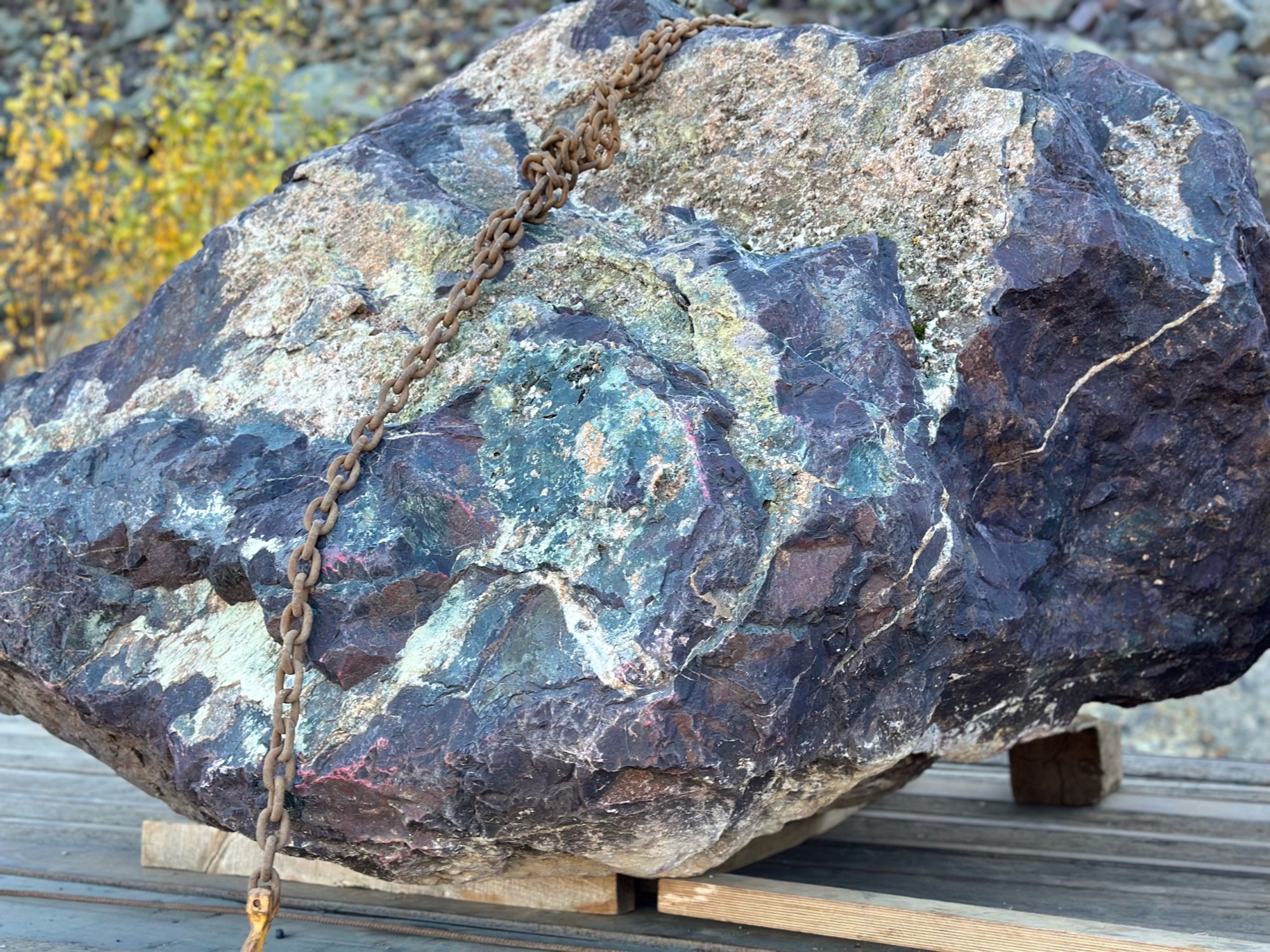 Огромные красно-фиолетовые валуны для ландшафтного дизайна весом более 5 тонн купить в Элисте