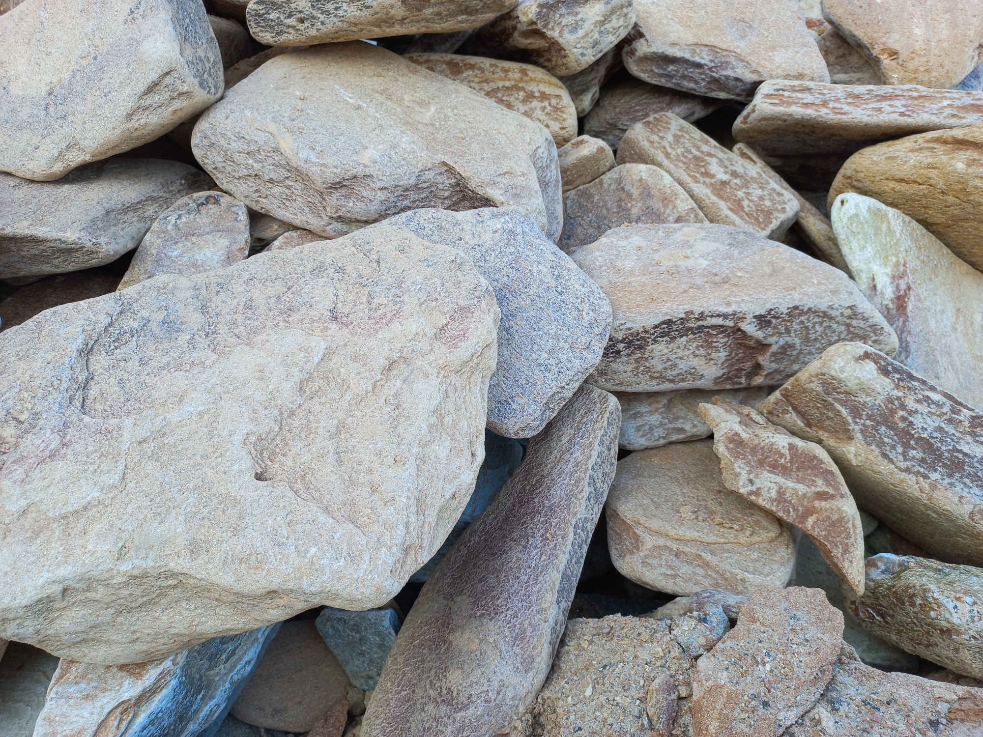 Златолит жёлтый, жёлто-зелёный глыбки и валуны для ланшафтного дизайна купить в Элисте