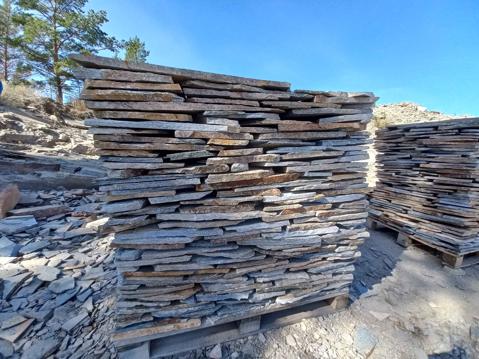 Плитняк златолит серебристый для фасада купить в Элисте